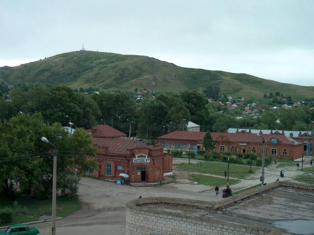 Центр города с архетектурой купца Димидова у подножья горы Караульная.