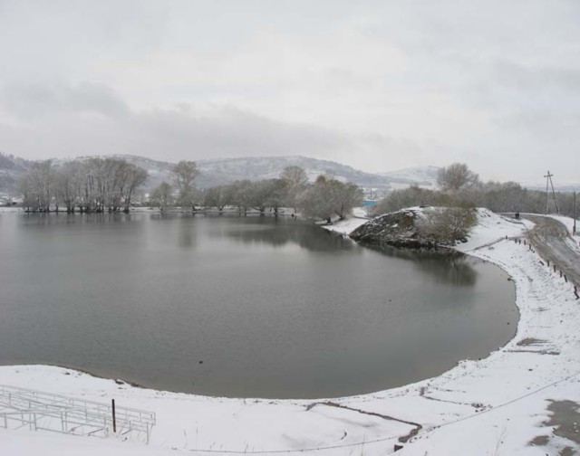 Озеро, платина старая на берегу которой можно создать всесезонную базу отдыха.